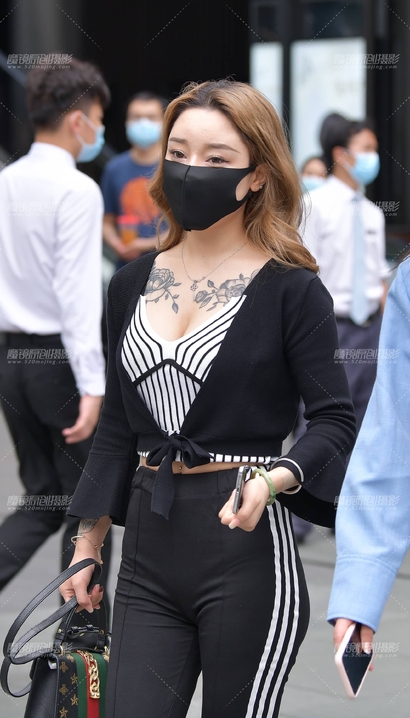 街拍闭月羞花的时尚紧身牛仔裤美臀靓女[QK-UZ10]