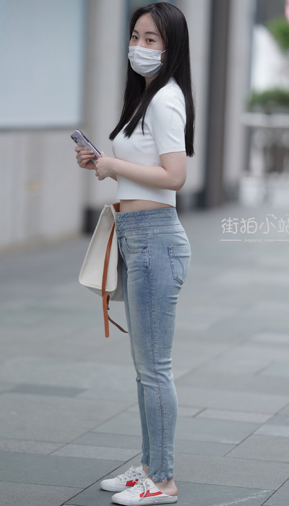 一位颇具气质的时尚紧身牛仔裤长腿靓女[LY-Y879]