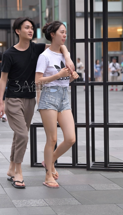 街拍一代容华的时髦热裤圆臀靓女[YL-W01H]