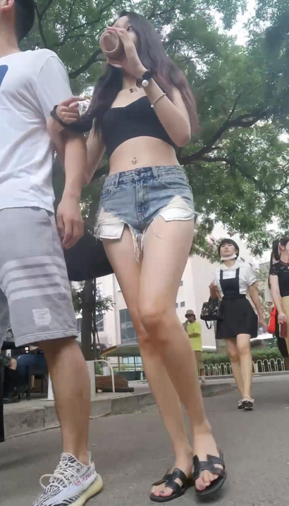 【视频】一个曲线迷人的时髦热裤宽臀女孩[RU-R4EU]