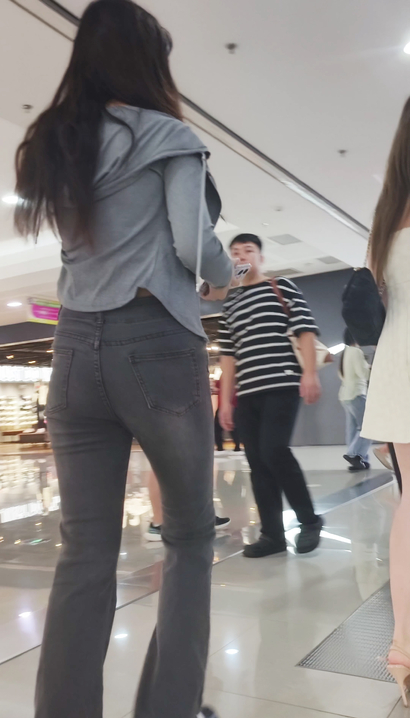 【视频】街拍艳若桃李的小清新牛仔裤宽臀美女[KK-G086]