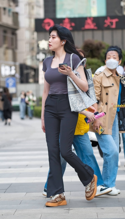 偶遇香肌玉肤的潮流紧身裤美臀美眉[WZ-AEIV]