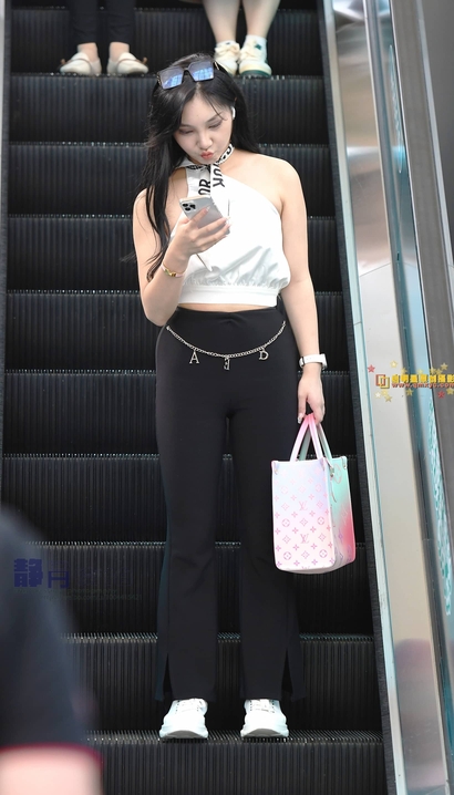 街拍身材惹火的性感紧身裤紧臀美女[UY-9151]