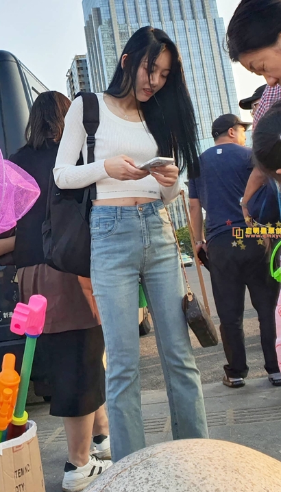一个出尘脱俗的风尚牛仔裤美腿靓女[WM-6YS1]