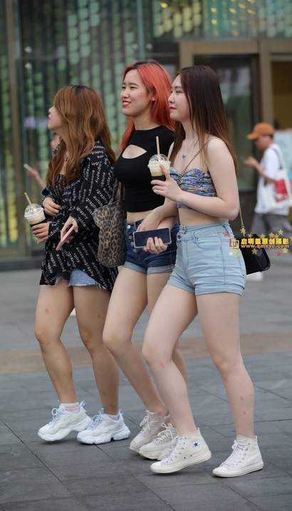 街拍倾国倾城的时髦热裤紧臀靓女[OB-5T2M]