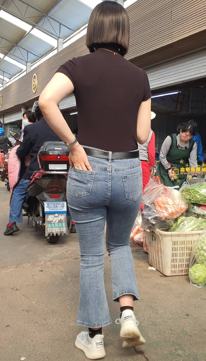 街拍国色天香的性感紧身牛仔裤宽臀女神[PU-1870]