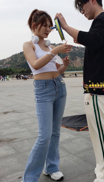 一位俏丽多姿的前卫紧身牛仔裤美腿美女[DR-K57L]