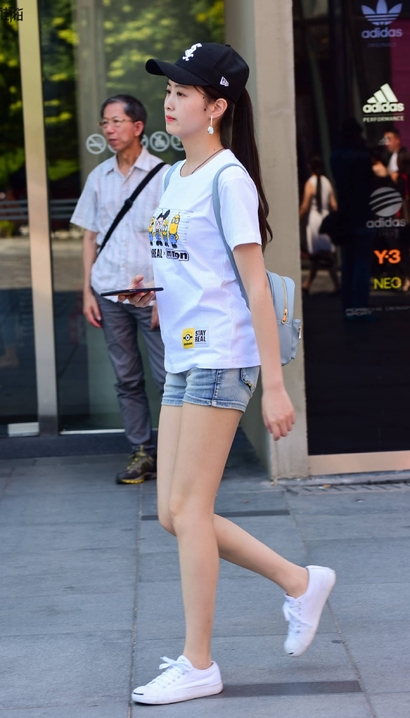 街拍柳眉杏眼的小清新热裤大长腿御姐[XX-FTM2]
