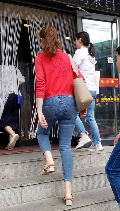一位一代佳人的潮流紧身牛仔裤长腿美眉[MB-76Q2]