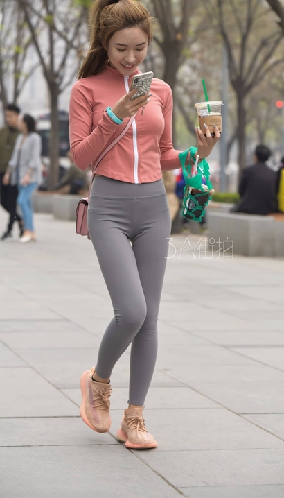 一个蛾眉皓齿的前卫紧身裤美腿女孩[YU-M422]