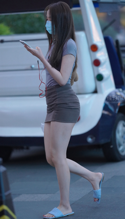 街拍身段迷人的时髦超短裙大长腿美女[YL-W504]