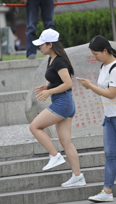 抓拍千娇百媚的风尚热裤宽臀美女[LP-5V58]