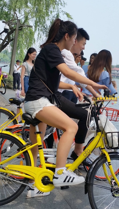 一位气质不凡的风尚热裤翘臀辣妹[WT-08XJ]