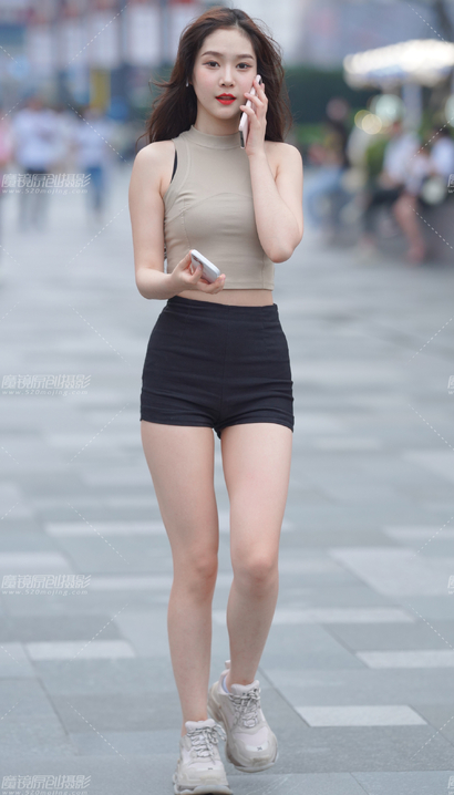 一位秀丽端庄的性感热裤紧臀女孩[FU-A4PU]