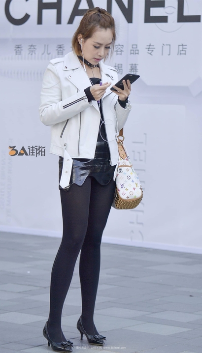 街拍婀娜多姿的气质超短裙翘臀小姐姐[SU-9IGL]