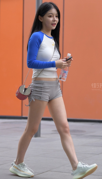 一个柳夭艳影的新潮热裤紧臀女生[ZI-TZZR]