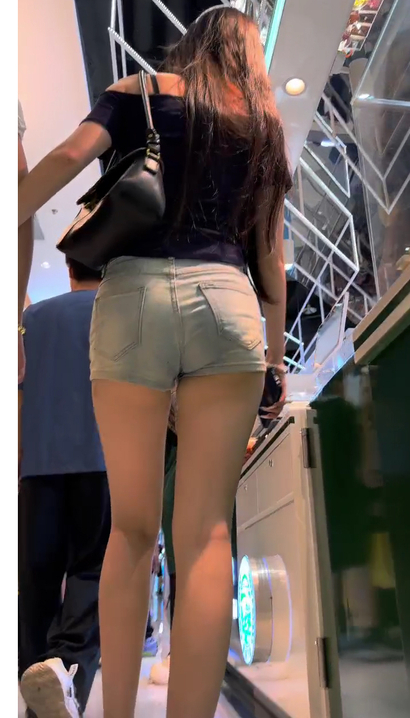 【视频】偶遇优雅大方的潮流热裤宽臀御姐[HU-B6R1]