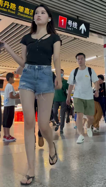 【视频】一位闭月羞花的前卫热裤紧臀女神[MF-O216]