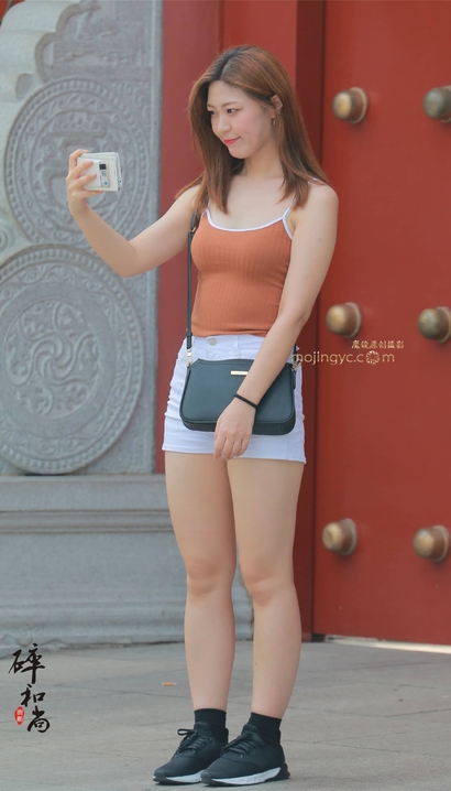 街拍倾国倾城的风尚热裤圆臀女孩[EC-Q4N2]
