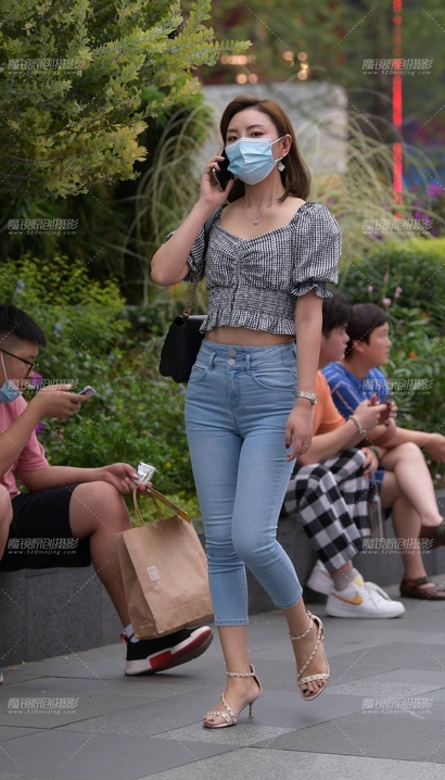 抓拍青春靓丽的新潮牛仔裤美臀美女[QN-ZCZF]