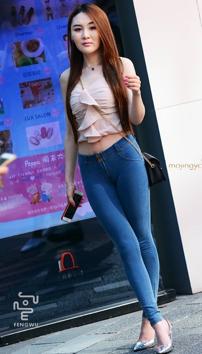偶遇娥娜翩跹的潮流紧身裤美臀美眉[NO-0V0N]