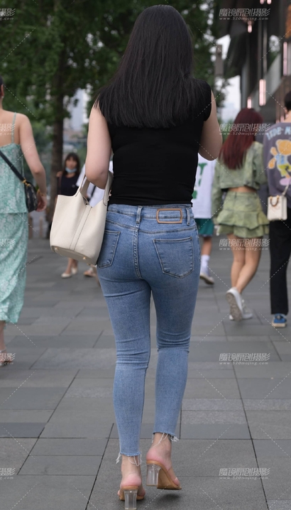 街拍倾国倾城的前卫牛仔裤丰臀女生[ZO-00WF]