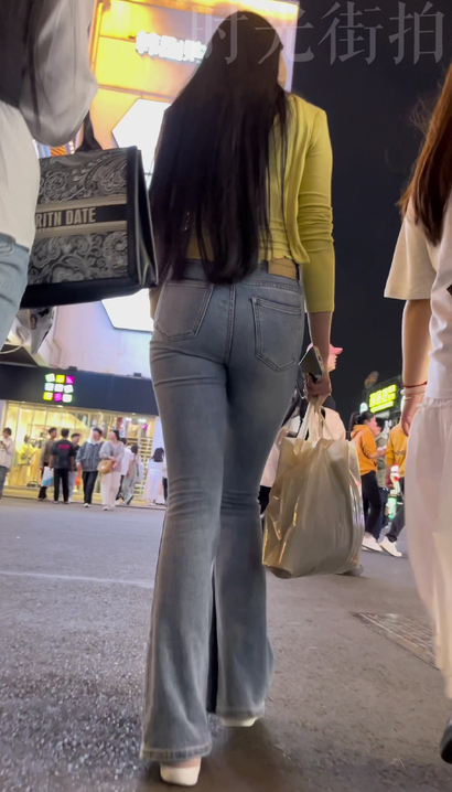 【视频】偶遇桃腮杏脸的风尚紧身牛仔裤美腿辣妹[WB-2ODK]