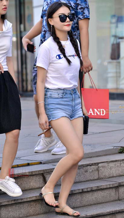 一个美艳绝伦的气质热裤美腿御姐[CU-B76N]