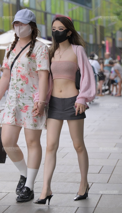 一位大家闺秀的潮流裙子大长腿女孩[VS-0YS5]