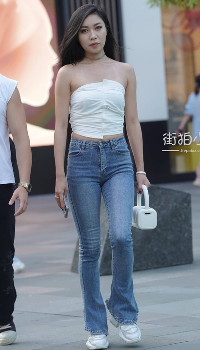 一个美撼凡尘的性感紧身牛仔裤翘臀女生[UM-89Z5]