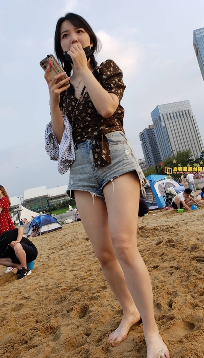 一位面若桃花的潮流热裤丰臀女生[KN-1186]