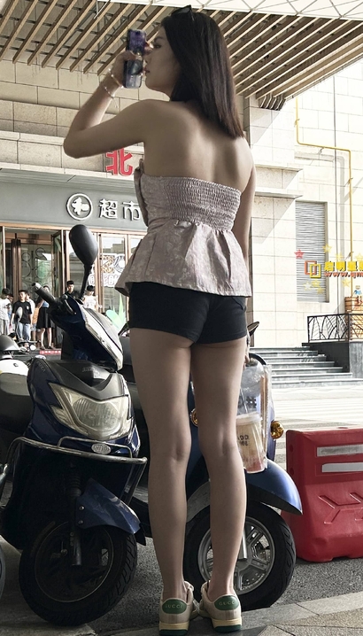 抓拍国色天资的气质热裤翘臀小姐姐[BD-KT81]