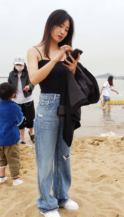 一个沉鱼落雁的气质紧身牛仔裤宽臀辣妹[ZT-6O06]