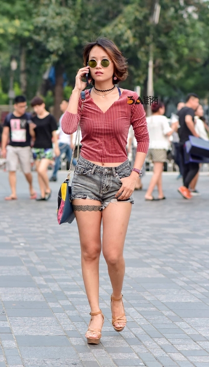 抓拍环肥燕瘦的新潮热裤丰臀女生[TG-A24A]