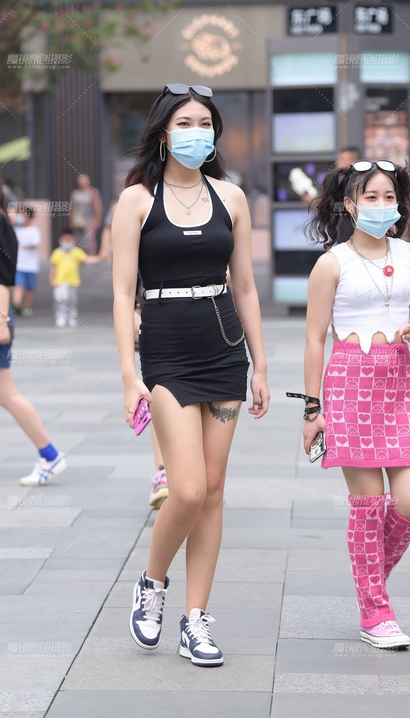 偶遇美目盼兮的时髦裙子紧臀小姐姐[SN-C6ZW]