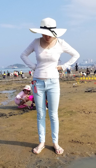 一个环肥燕瘦的时髦紧身牛仔裤紧臀女孩[XC-5ZN4]