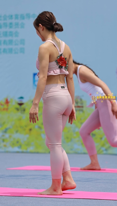 一位圆润紧绷的风尚紧身裤大长腿美眉[VY-896N]