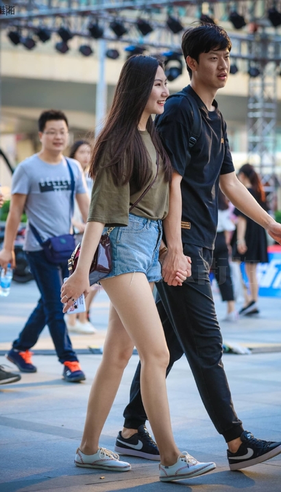 街拍柳娇花媚的风尚热裤丰臀美女[OB-0LZ6]